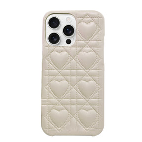 iPhone16ProMax ハートキルティングPU レザーケース ロゴ ホワイト